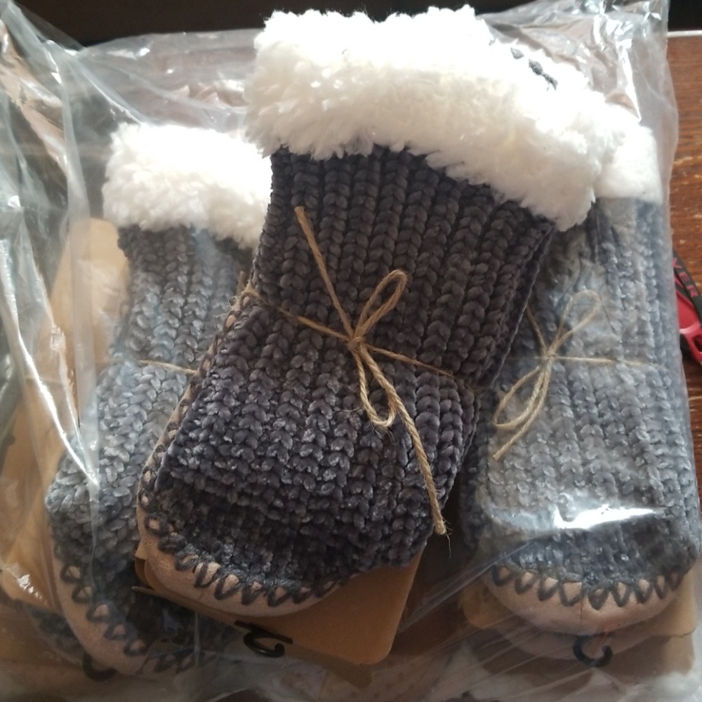 πHPπChenille Slipper Socks - Picture 4 of 5
